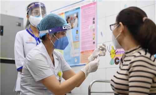 Người tiêm đủ liều vắc xin Pfizer/Moderna có thể tiêm mũi 3 AstraZeneca