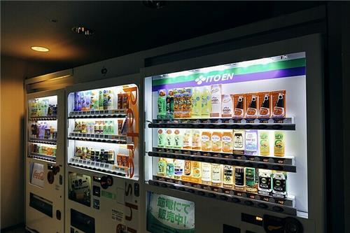 Hà Nội lắp máy bán hàng tự động: Có đồ ăn, trái cây tươi