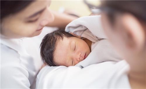 Mẹ chết sau khi sinh con: Chế độ thai sản được giải quyết ra sao?