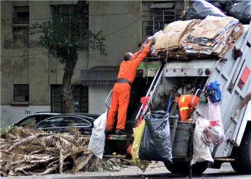 Garbage trucks are not allowed to leak wastes down the street