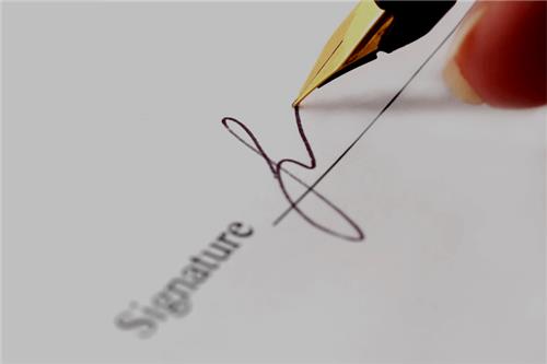 Tội giả mạo chữ ký người khác bị xử lý thế nào?