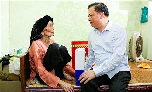 Tặng suất quà Tết 600.000 đồng cho người có công với cách mạng