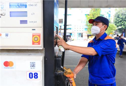 Giá xăng hôm nay giảm nhẹ 120 đồng/lít